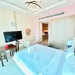 1017 Modern Studio In Prime Location Pool View