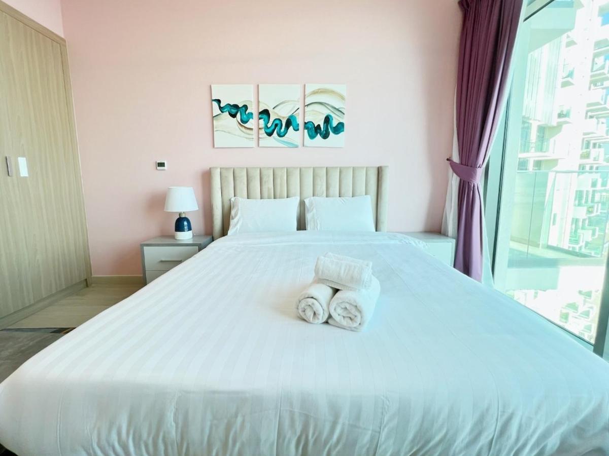 1017 Modern In Prime Location Pool View Apartment Dubai