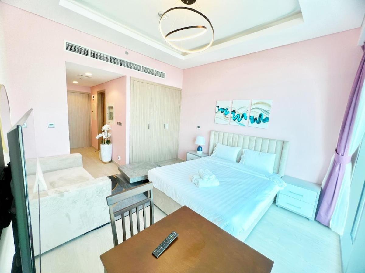 1017 Modern In Prime Location Pool View Apartment Dubai