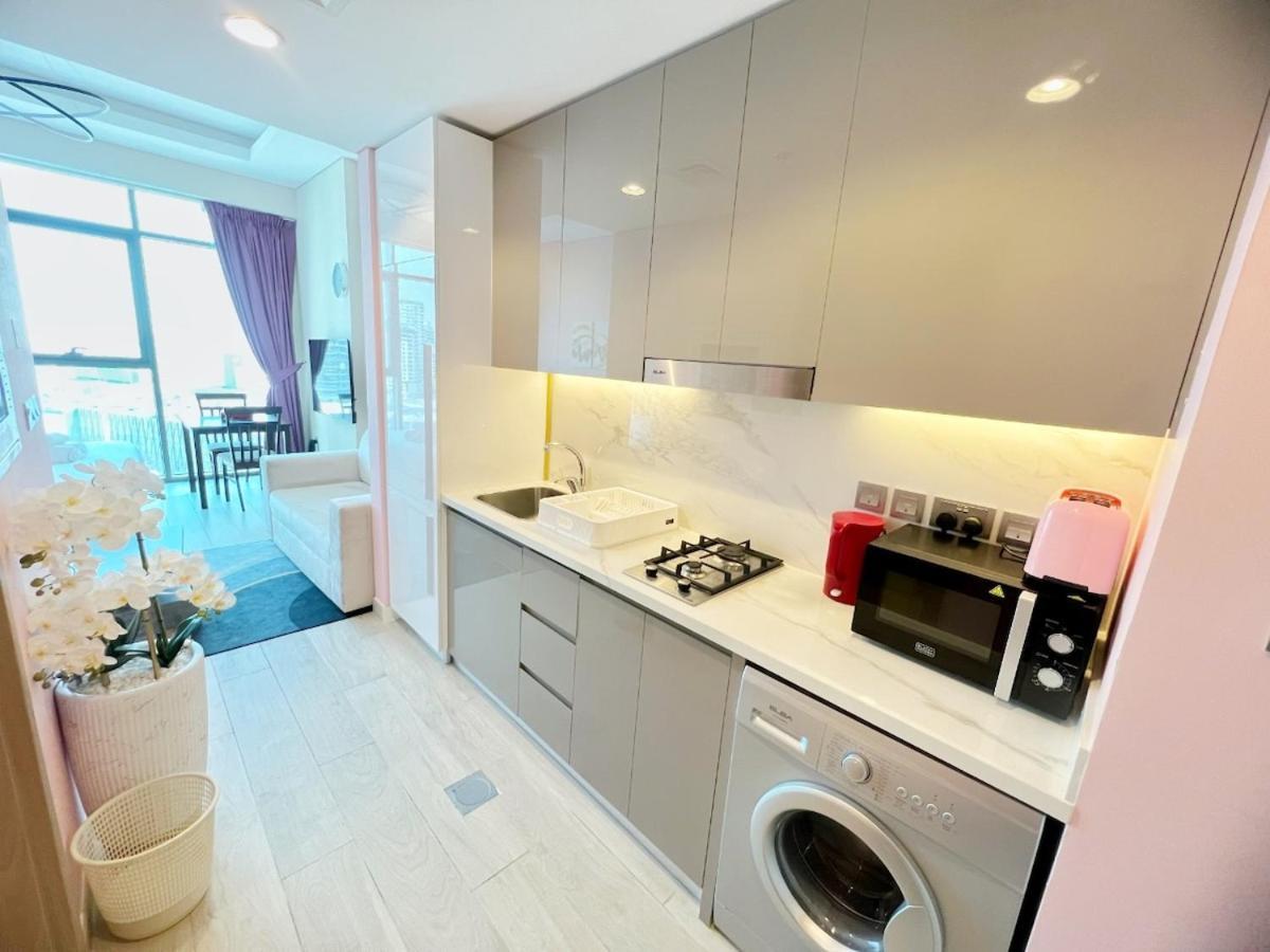1017 Modern In Prime Location Pool View Apartment Dubai